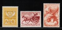 Frankeerzegels Nederland Nvph nrs.404,422,443 postfris met originele gom
